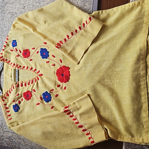 Vintage Yellow, Size Small, Embroidery V neck 3/4 length sleeved, Preloved - Picture 4 of 4